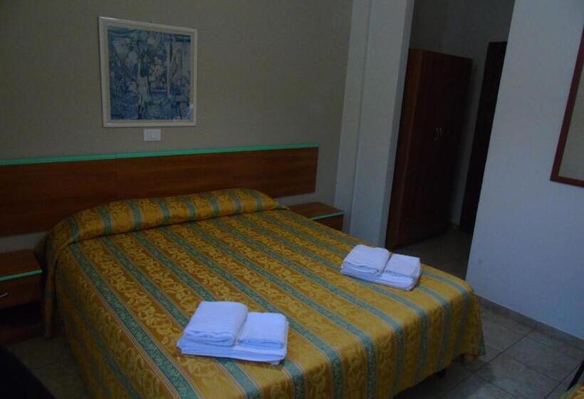 Трежместный Номер Economy, Zeus Lido Di Classe Room Only