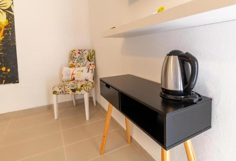 اتاق لوکس با چشم‌انداز استخر, Spapparra B&b