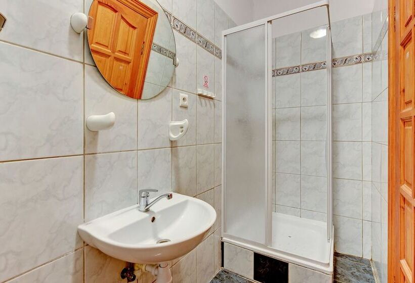 חדר סטנדרטי לארבעה עם חדר אמבטיה משותף, Nice Rooms   Pokoje Gościnne