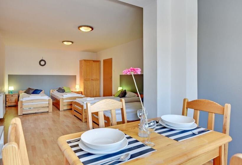חדר סטנדרטי לארבעה עם חדר אמבטיה משותף, Nice Rooms   Pokoje Gościnne