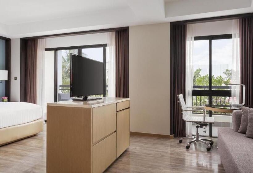 带大床的行政房间, Courtyard By Marriott Siem Reap Resort