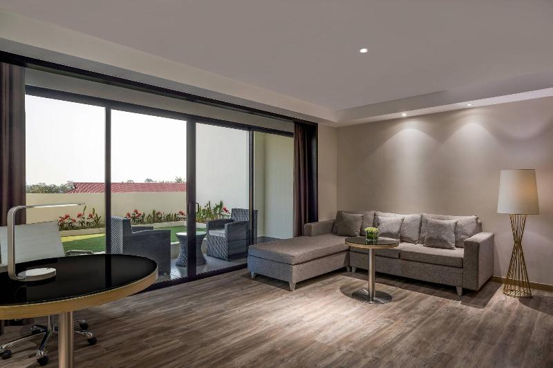 带大床的行政房间, Courtyard By Marriott Siem Reap Resort