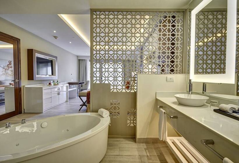 سوییت جونیور لوکس با چشم‌انداز دریا, Royalton Bavaro, An Autograph Collection Allinclusive Resort & Casino