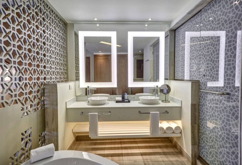 سوییت جونیور لوکس با چشم‌انداز دریا, Royalton Bavaro, An Autograph Collection Allinclusive Resort & Casino