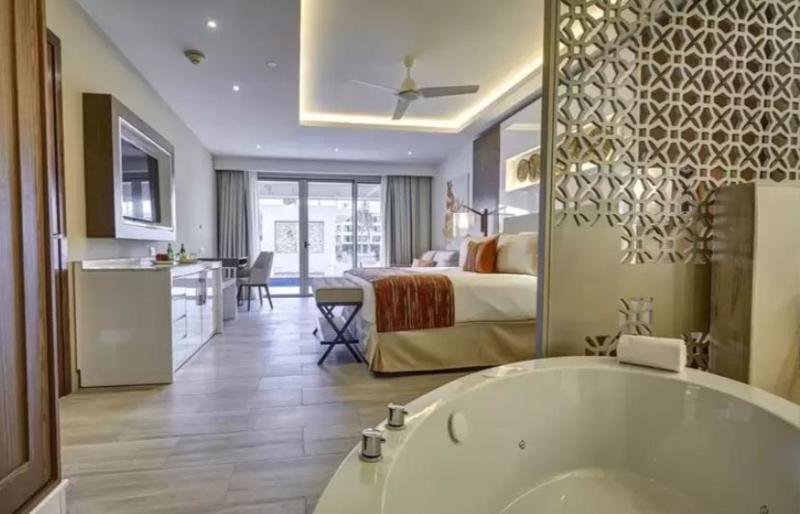 سوئیت جونیور کلوب با چشم‌انداز دریا, Royalton Bavaro, An Autograph Collection Allinclusive Resort & Casino