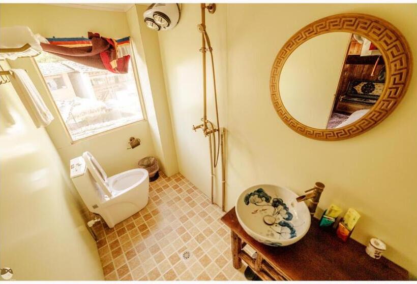 Номер Стандарт Вид на Горы, Yi's Hostel