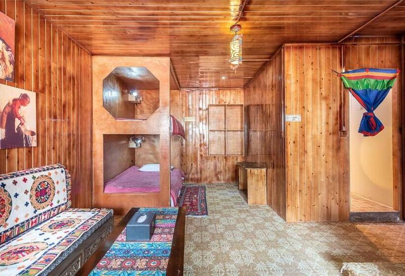 Четырехместный Номер Стандарт Вид на Сад, Yi's Hostel