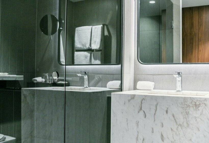 Номер Стандарт, West Hotel Sydney, Curio Collection By Hilton