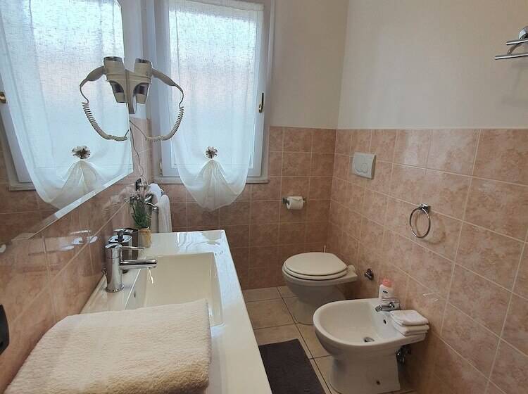اتاق لوکس چهار تخته, Guest House Brezza Marina