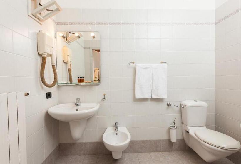 Superior room with lake view, Villa Isabella
