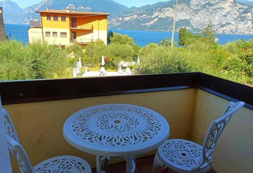 Superior room with lake view, Villa Isabella