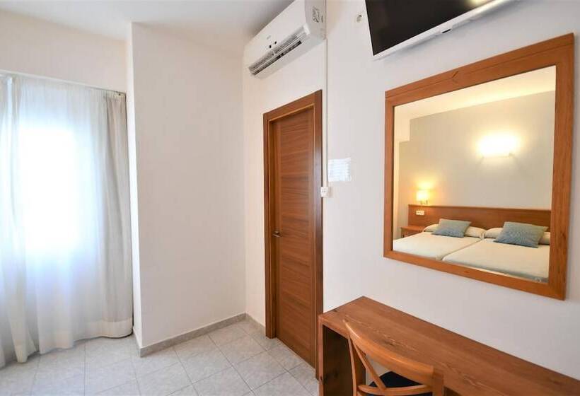 Номер Стандарт Трехместный, Hostal Mallorca