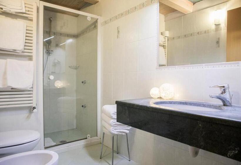 舒适三人间, Active Hotel Rosat