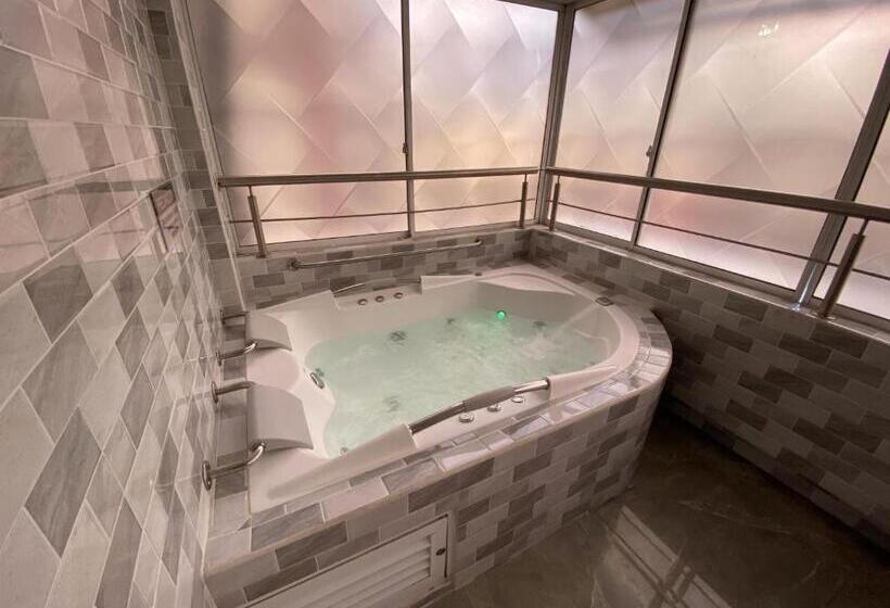 سوئیت با وان آب گرم, Balmoral