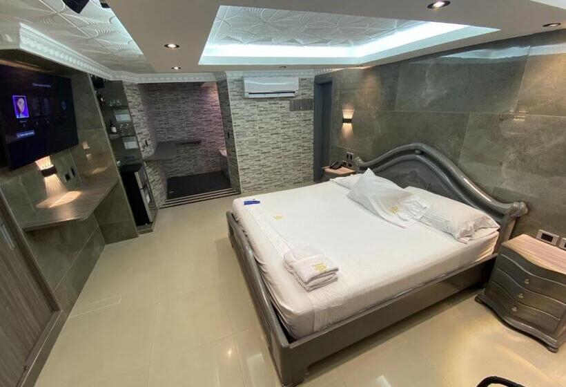 سوییت لوکس, Balmoral