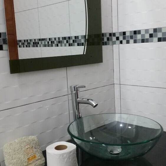 غرفة قياسية ثلاثية, Marbella