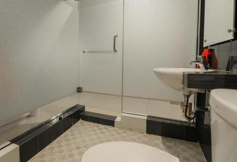 Номер Стандарт, Reddoorz Plus Near Soekarno Hatta Airport 2