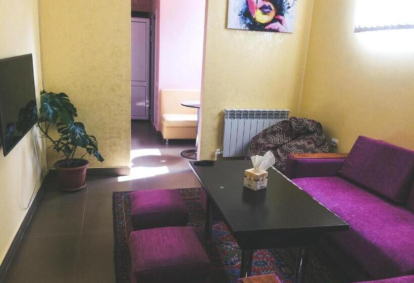 اتاق اکونومی, Downtown B&b
