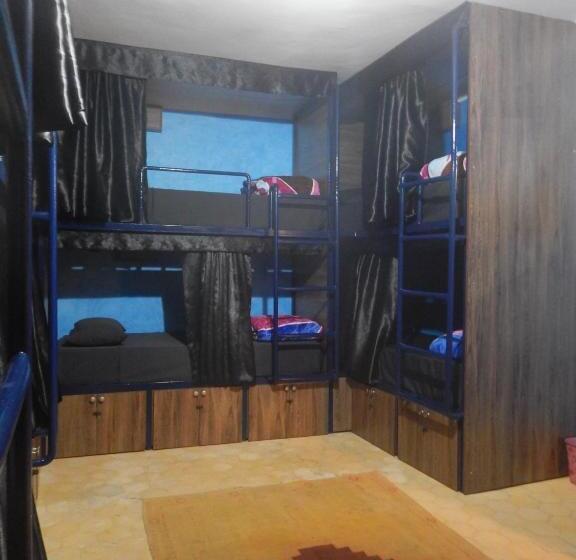 מיטה בחדר מעונות עם מקלחת משותפת, Essaouira Beach Hostel