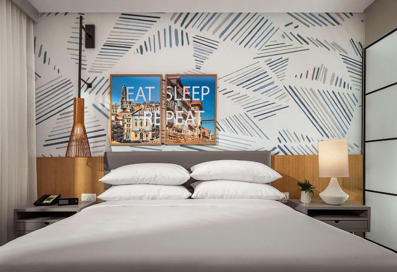 Standard Szoba King Size Bed, The Monsaraz San Diego, Tapestry Collection By Hilton