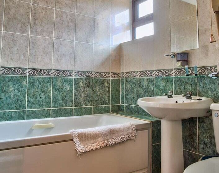 Семейный Номер, Easton Guest House