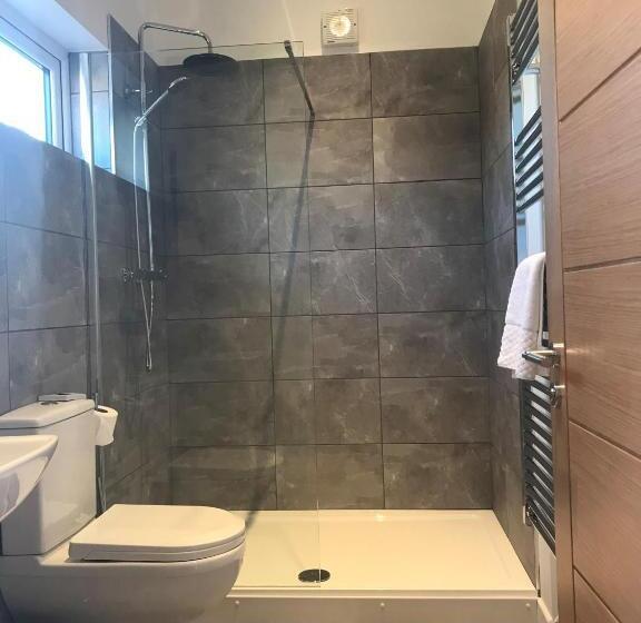 اتاق لوکس, Oakwood Farm Mews Chester