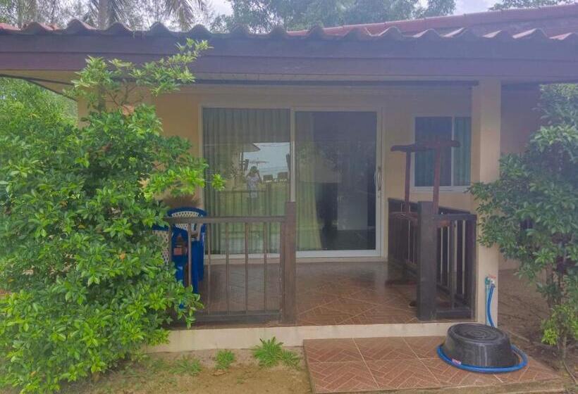 스탠다드 방갈로 정원 전망, Pranee Beach Bungalows