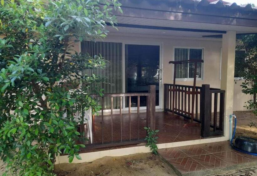 스탠다드 방갈로 정원 전망, Pranee Beach Bungalows