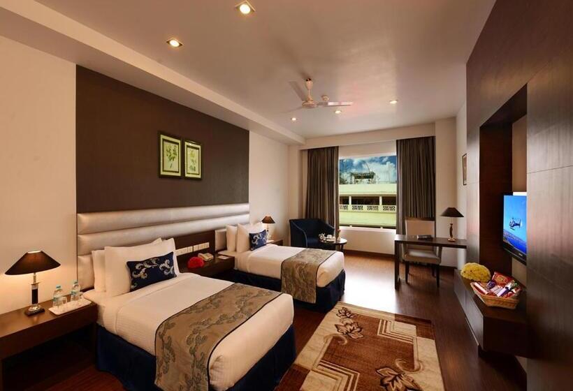Номер Executive, M B Greens Clarks Inn