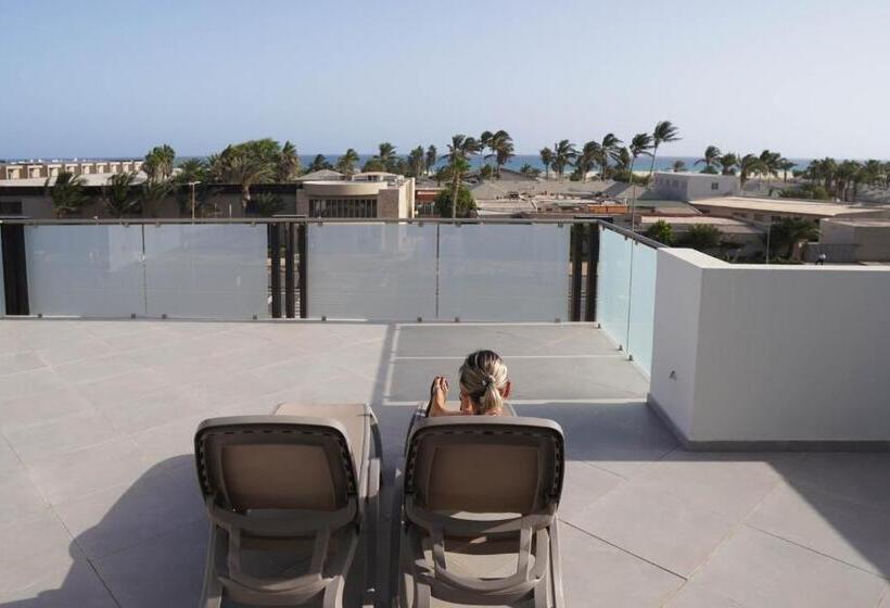سوییت با چشم‌انداز دریا, Halos Casa Resort