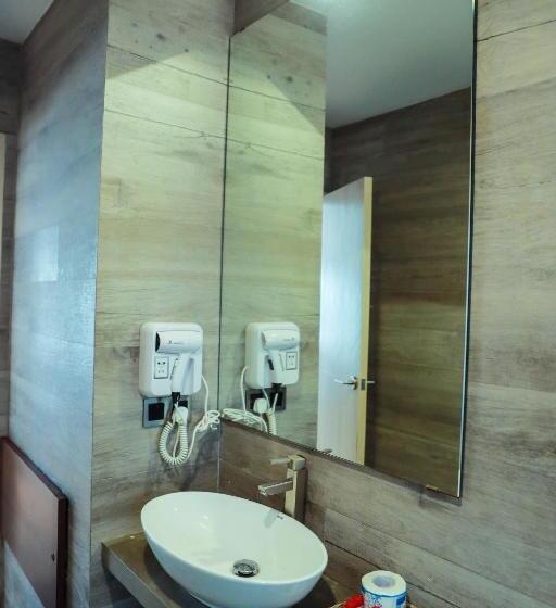 豪华三人间, Ella Flower Garden Resort