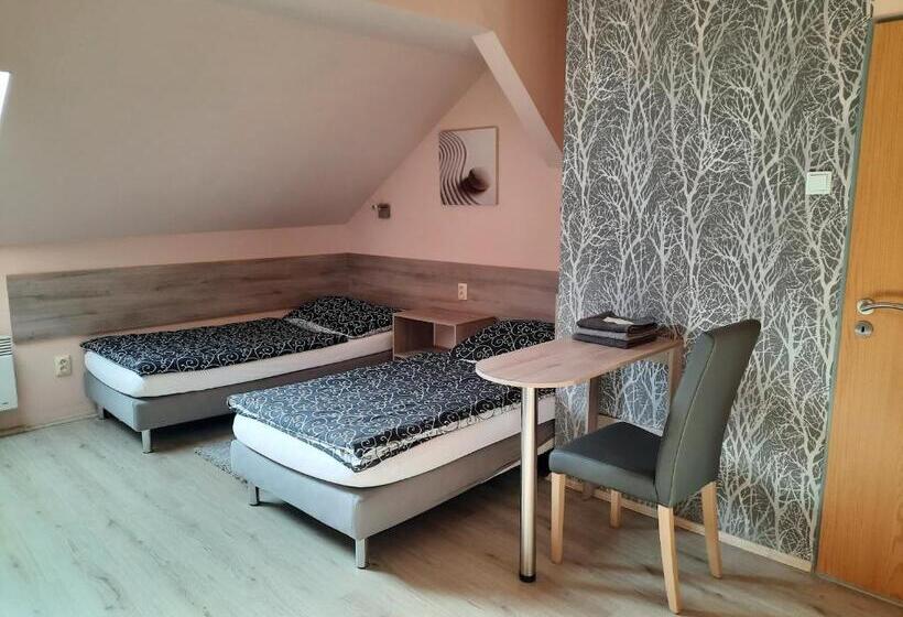 Chambre Triple Standard, Penzion Avena