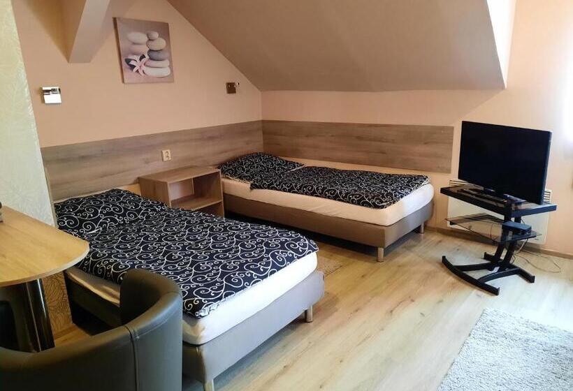 Chambre Quadruple Standard, Penzion Avena