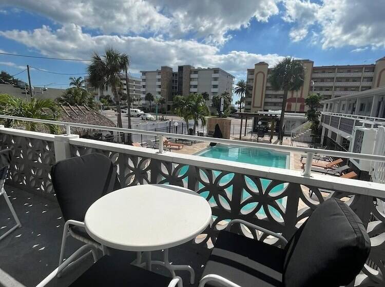 Люкс, Holiday Isles Resort
