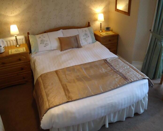 Номер Deluxe, Leonards Field House