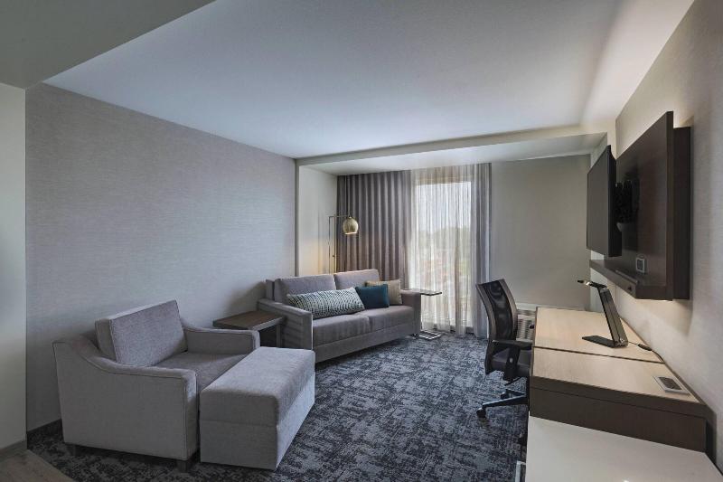 Люкс Кровать Кинг, Courtyard St. Louis Brentwood
