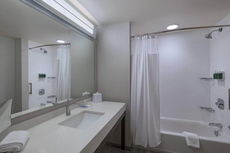 Люкс Кровать Кинг, Courtyard St. Louis Brentwood