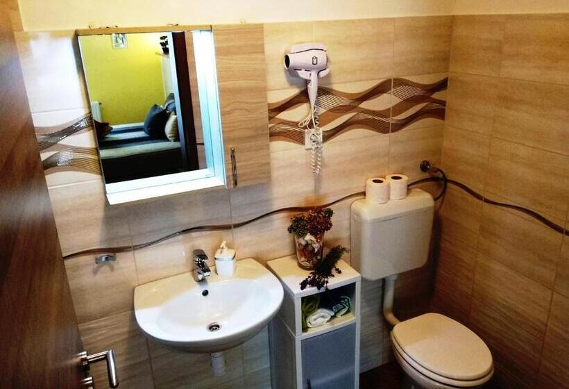 חדר דחוקס עם מיטת קינג, Tulipán Apartmanház