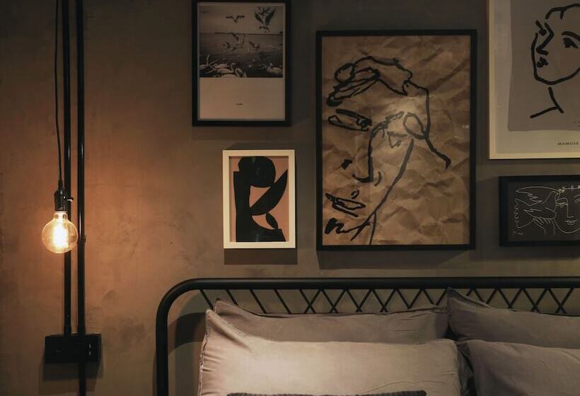 Номер Deluxe, Black Gold Factory Boutique Design