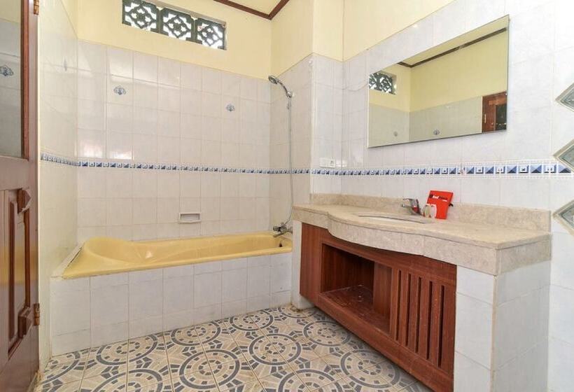 Номер Стандарт, Reddoorz Plus Near Seminyak Square
