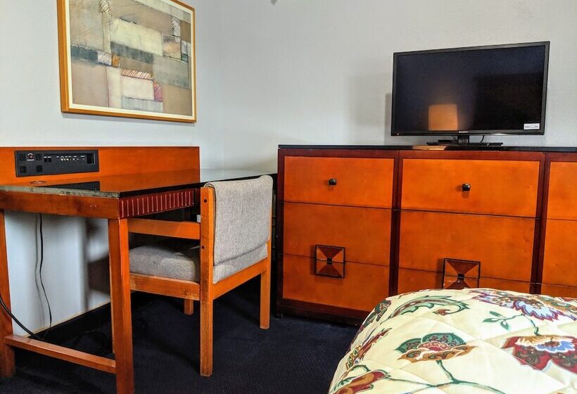 带2个双人床的标准工作室, Executive Inn
