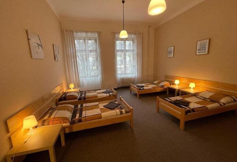 Номер Стандарт Четырехместный Совместный Санузел, Hostel U Sv. štěpána