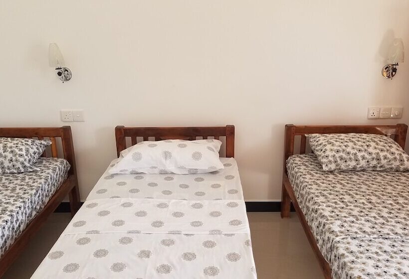 اتاق کلاسیک سه تخته, Jeys Place