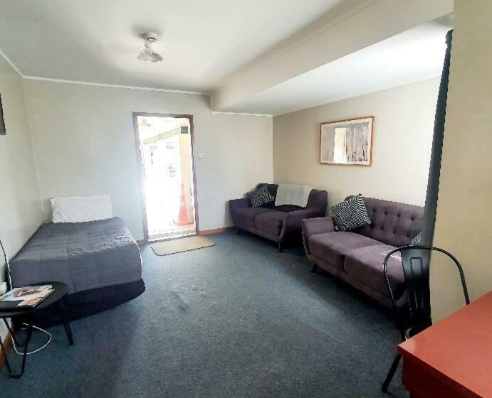 带2个卧室的套房, Chanel Court Motel