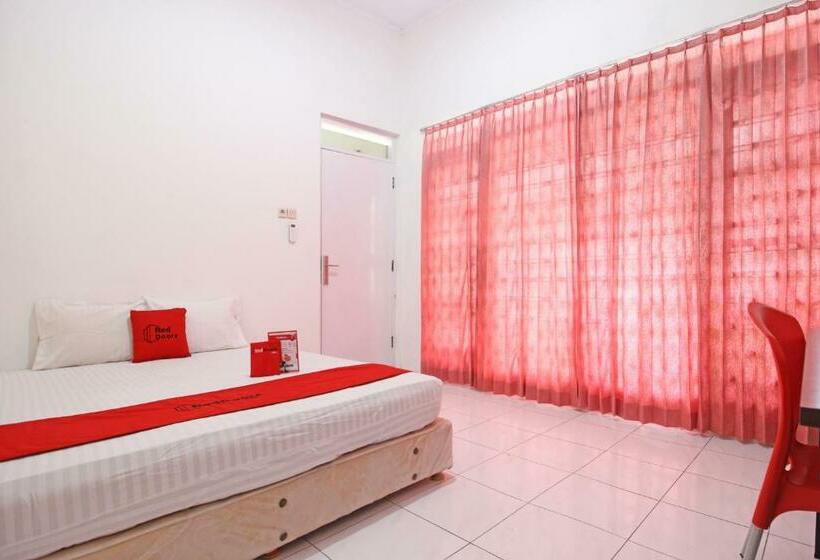 Номер Стандарт, Reddoorz Near Terminal Tirtonadi