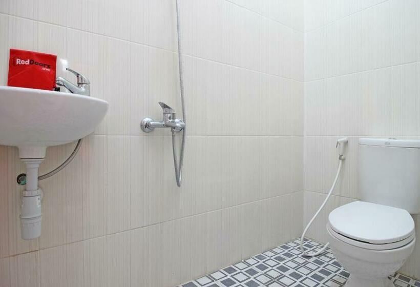 Номер Economy, Reddoorz Near Terminal Tirtonadi