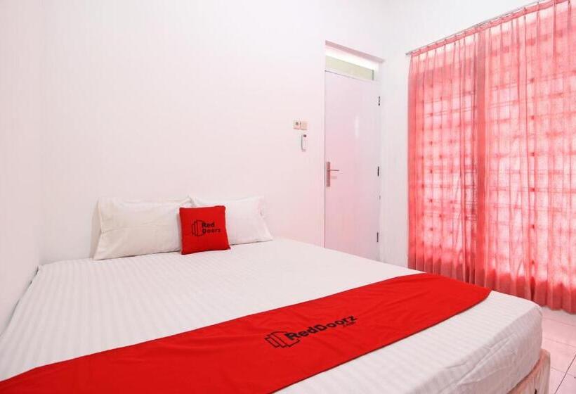 Номер Economy, Reddoorz Near Terminal Tirtonadi