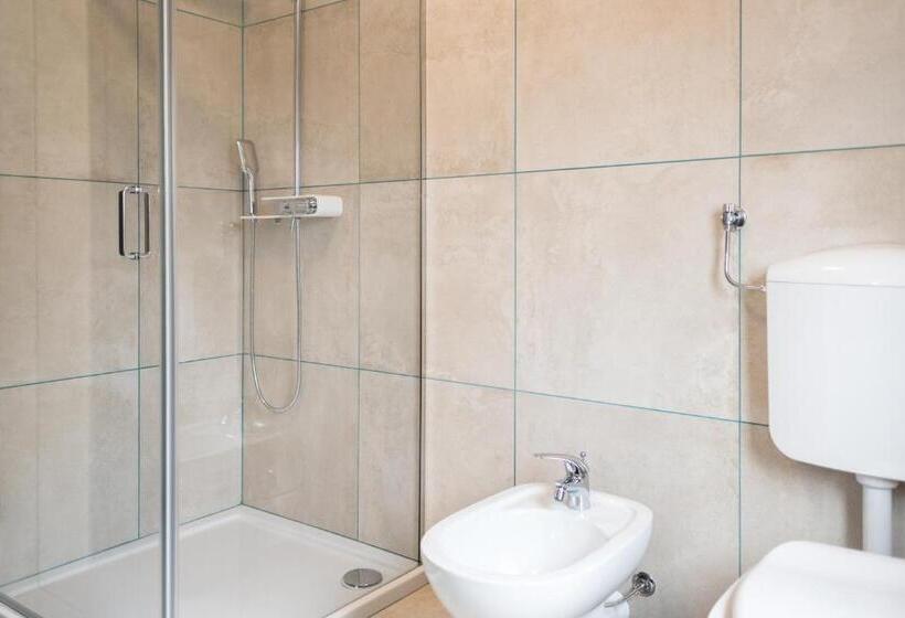 اتاق استاندارد سه نفره, Piccadilly B&b