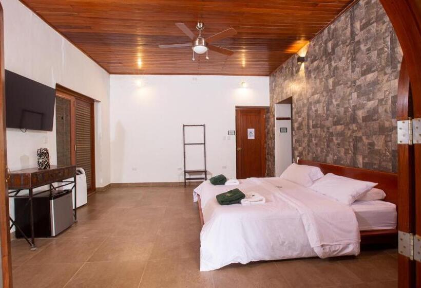 מיטת קינג בסוויטה, Nature Lodge Apu Samay