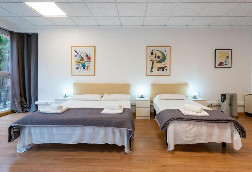 اتاق سه‌نفرۀ استاندارد با سرویس بهداشتی بیرون از اتاق, Suites Rooms Valencia